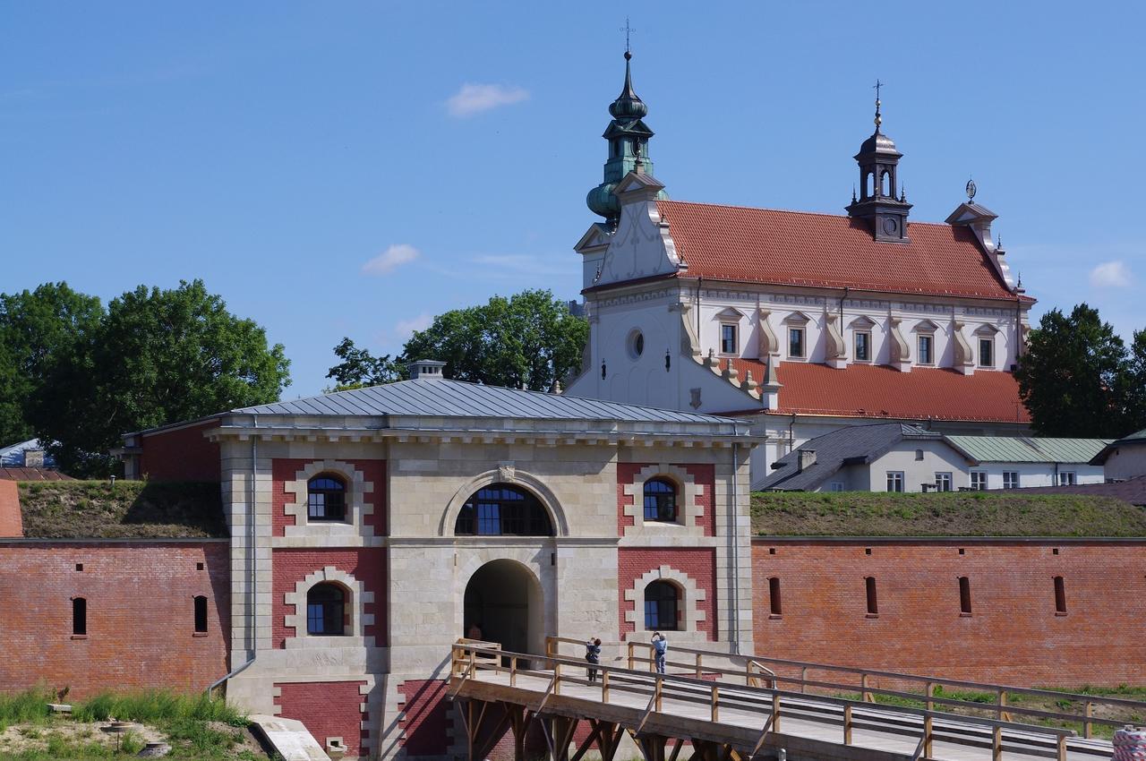 Pokoje Goscinne Osir Zamość Exteriör bild